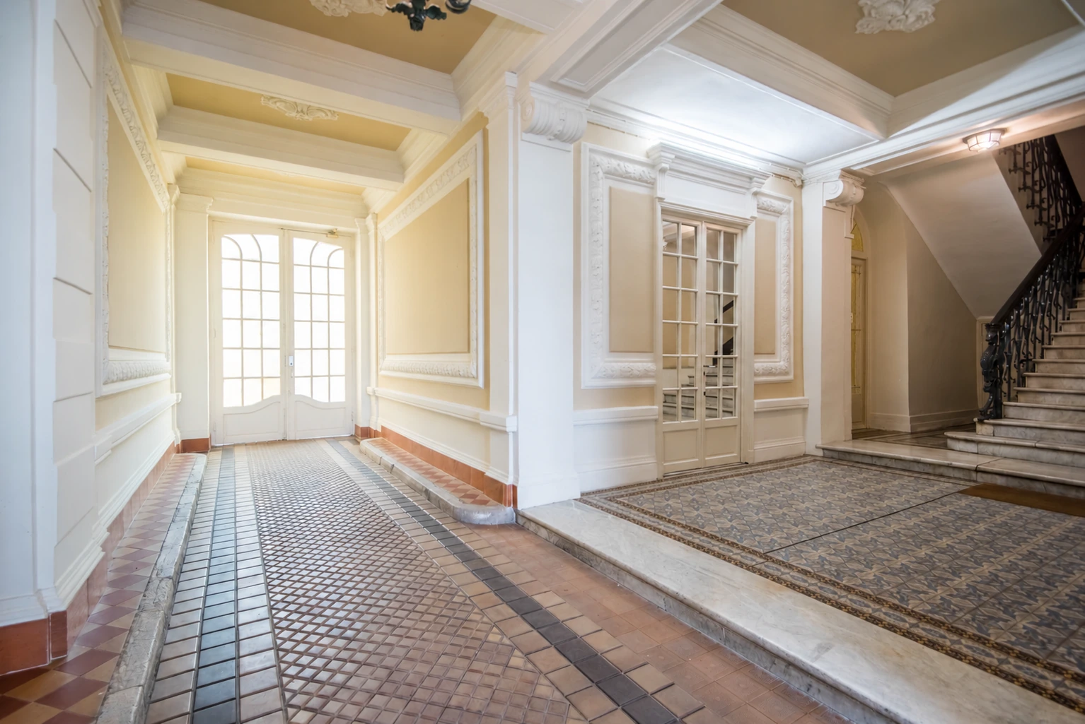 Le hall de l’immeuble et son escalier