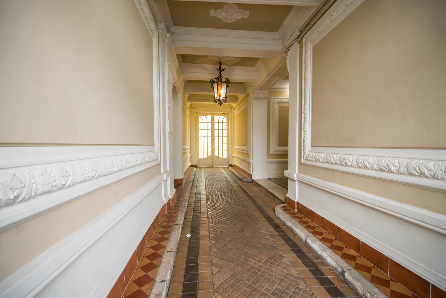 Le vestibule de l’immeuble