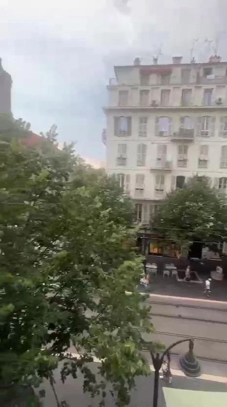 État actuel : vue sur l’avenue et les immeubles depuis le balcon, extraite de la vidéo transmise.