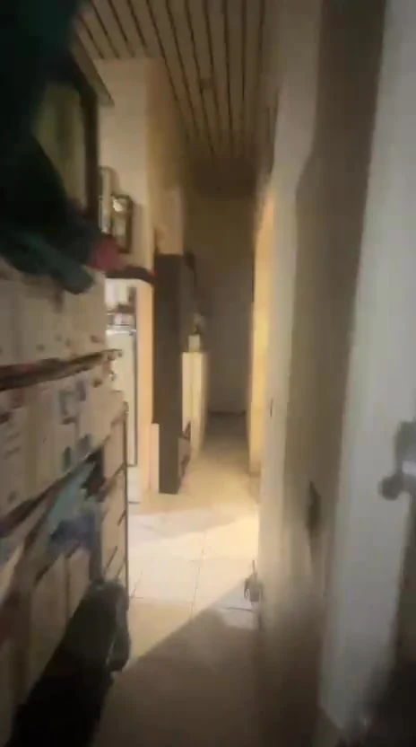 État actuel avant travaux : circulation intérieure et rangements existants, image extraite de la vidéo.