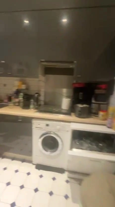 État actuel avant travaux : cuisine existante avec équipements et carrelage, image extraite de la vidéo.
