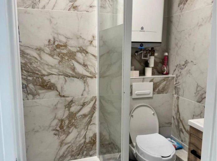 La douche et les toilettes