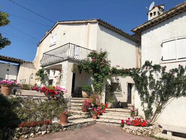 La façade et sa terrasse fleurie