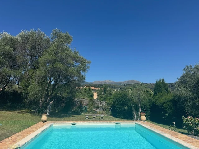 La piscine et les collines