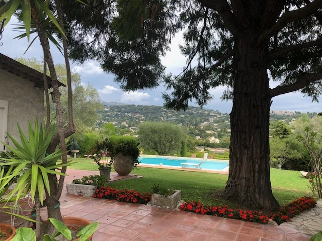 La terrasse ouverte sur le jardin