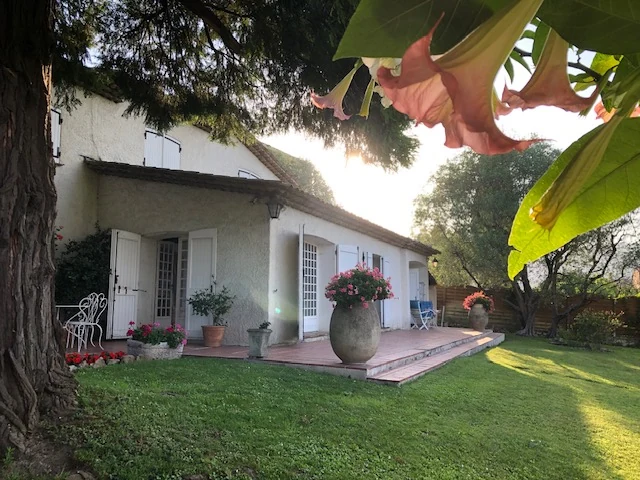 La façade côté jardin