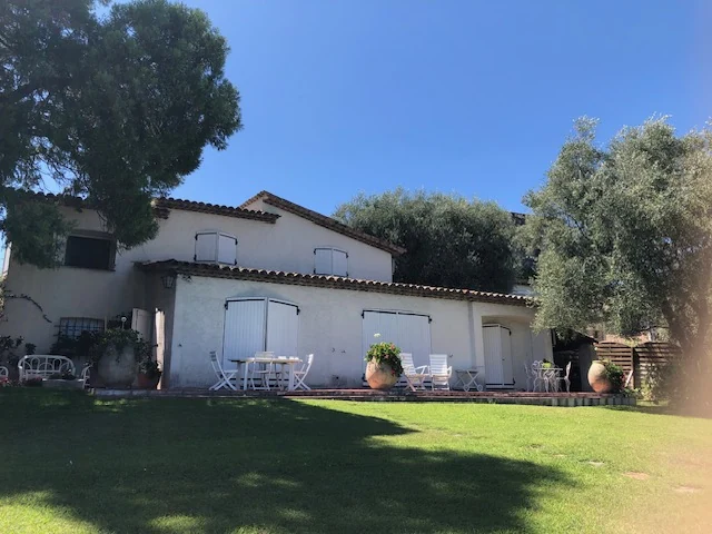 La maison et la pelouse