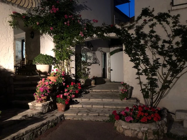 Les marches et l’entrée de la maison