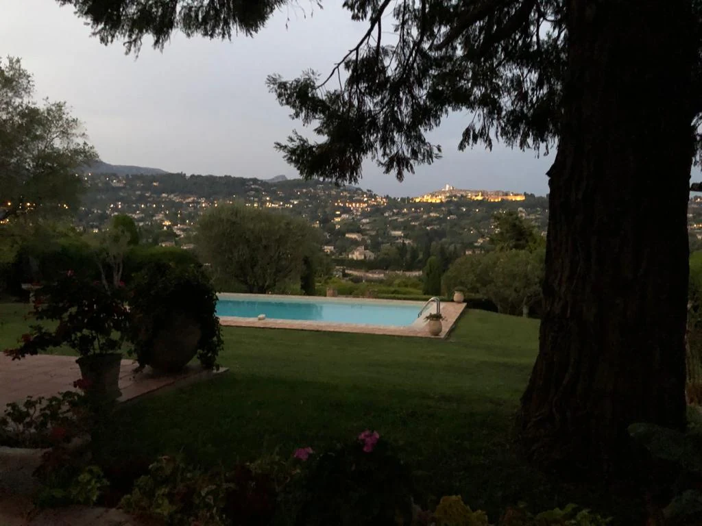Le jardin à la tombée du jour