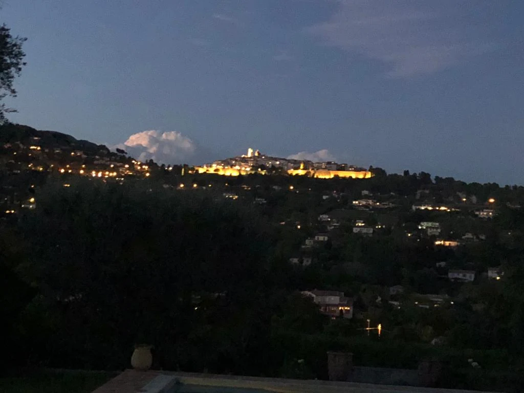 La vue sur les collines à la nuit tombante