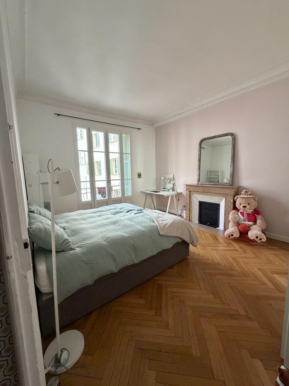 Une chambre avec cheminée