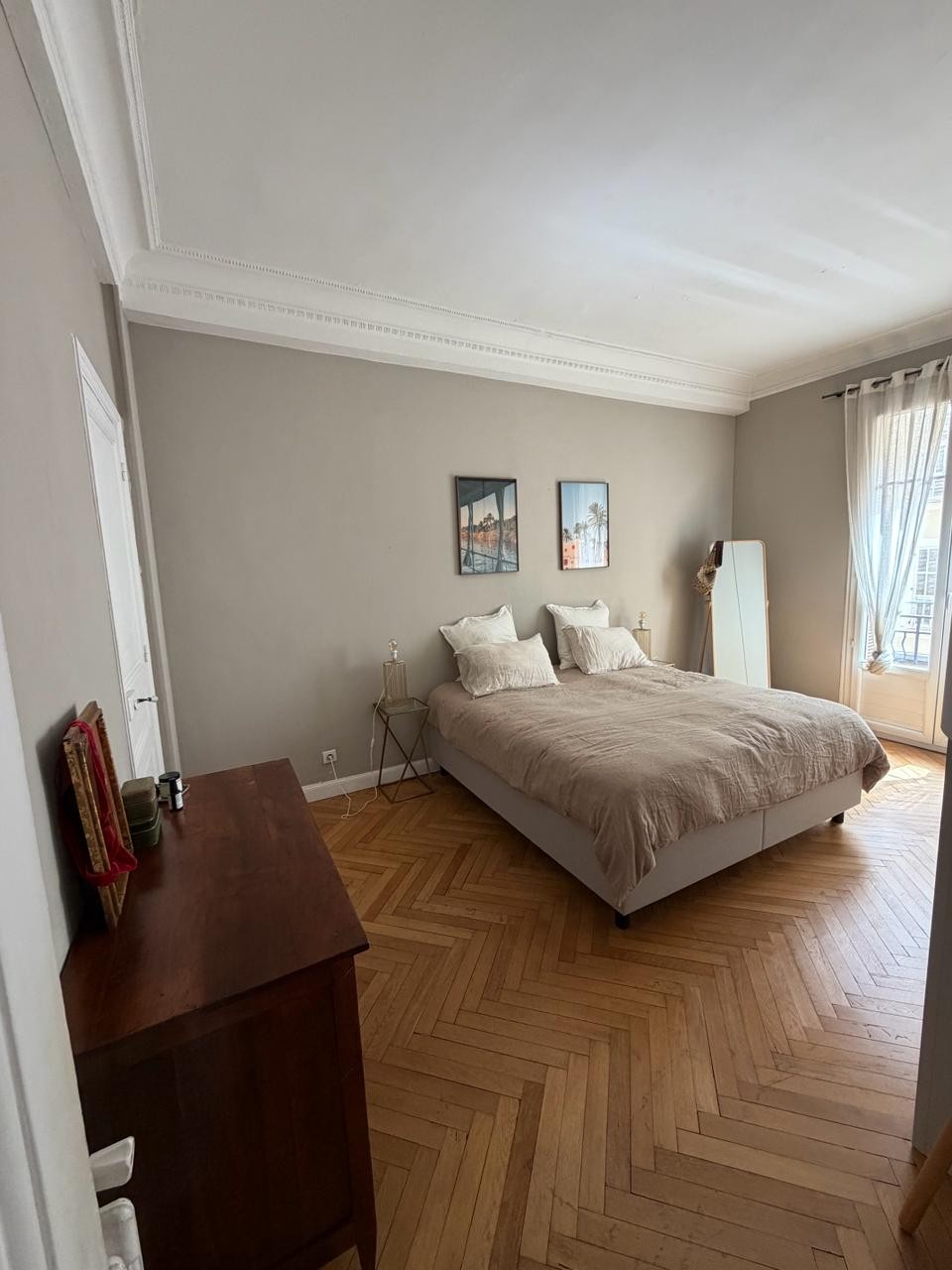 Une chambre donnant sur les fenêtres